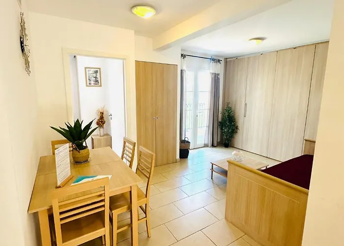 Pieds Dans L'eau Sur Port De Plaisance