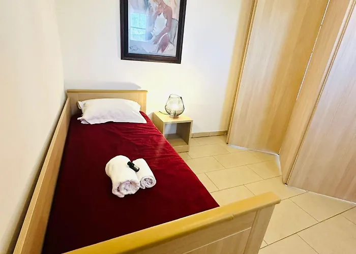 Pieds Dans L'eau Sur Port De Plaisance *